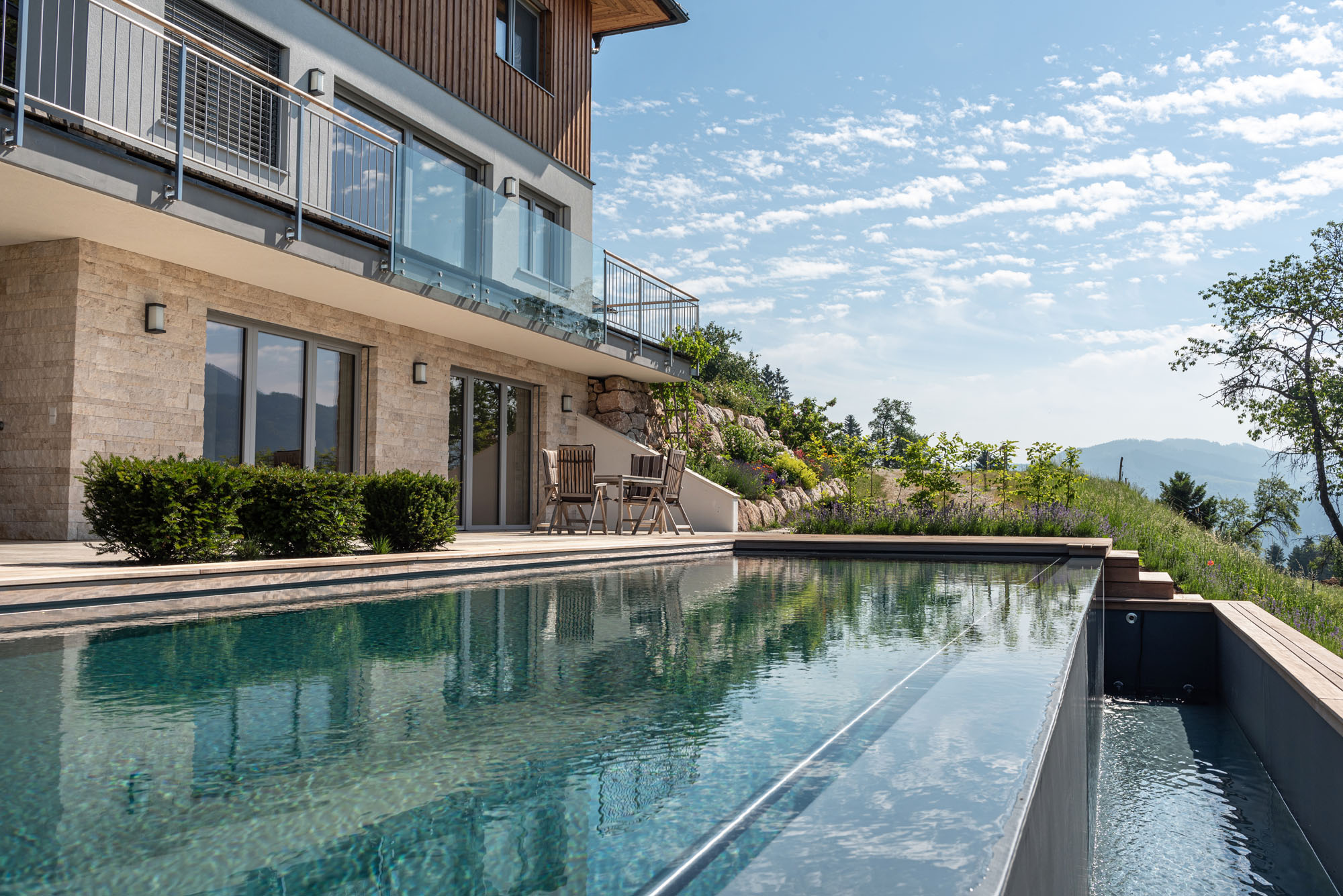 Infinity Pool mit Bergpanorama