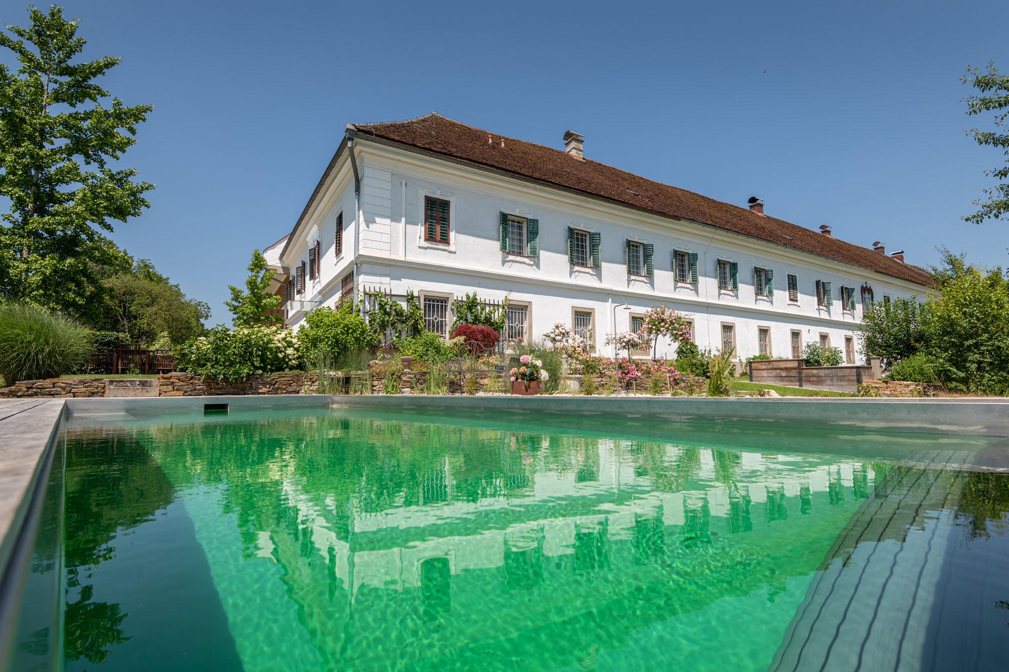 Moderner Living Pool in historischem Ambiente