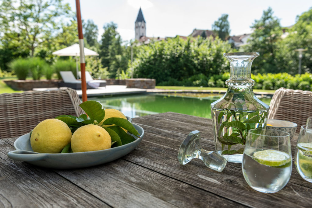 FREIRAUM Zitronenwasser Holztisch