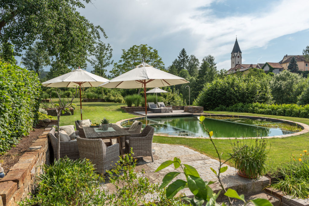 FREIRAUM Garten mit Schwimmteich