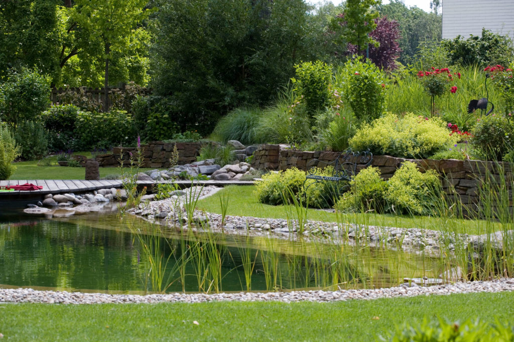 FREIRAUM Garten mit Schwimmteich