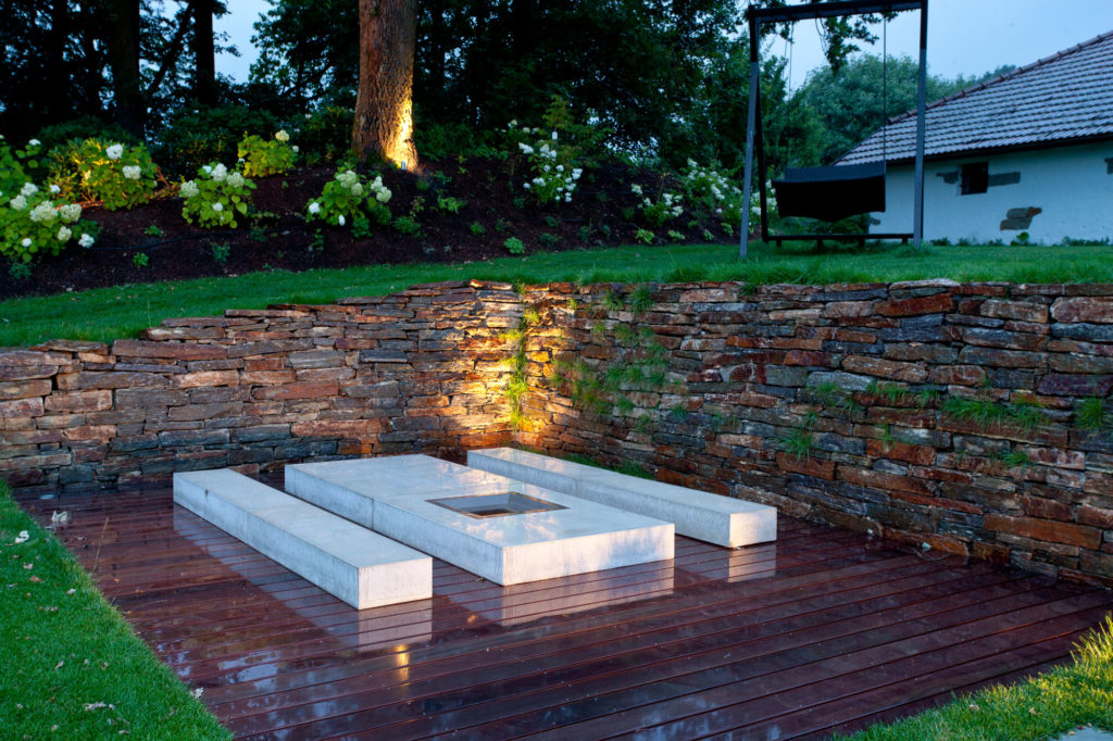 FREIRAUM Garten mit Feuerstelle aus Beton