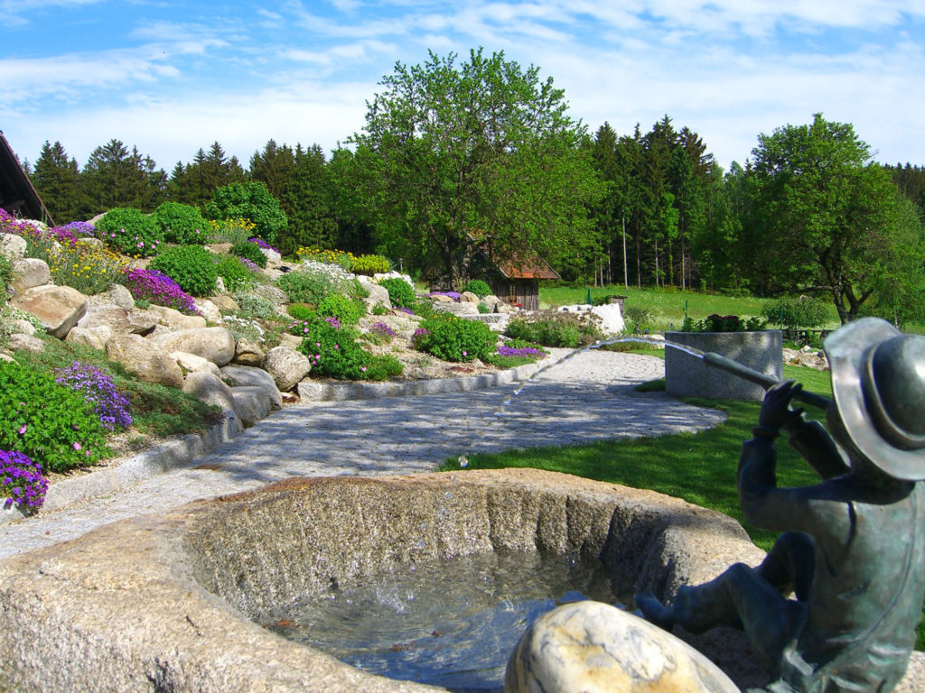 FREIRAUM Steinbrunnen mit Figur