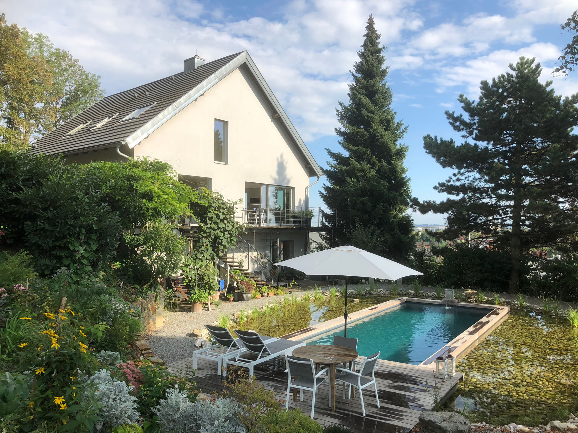Raum für Erfrischung: Wie Sie mit einem Living Pool und einer durchdachten Gartengestaltung der Hitzewelle stilvoll trotzen