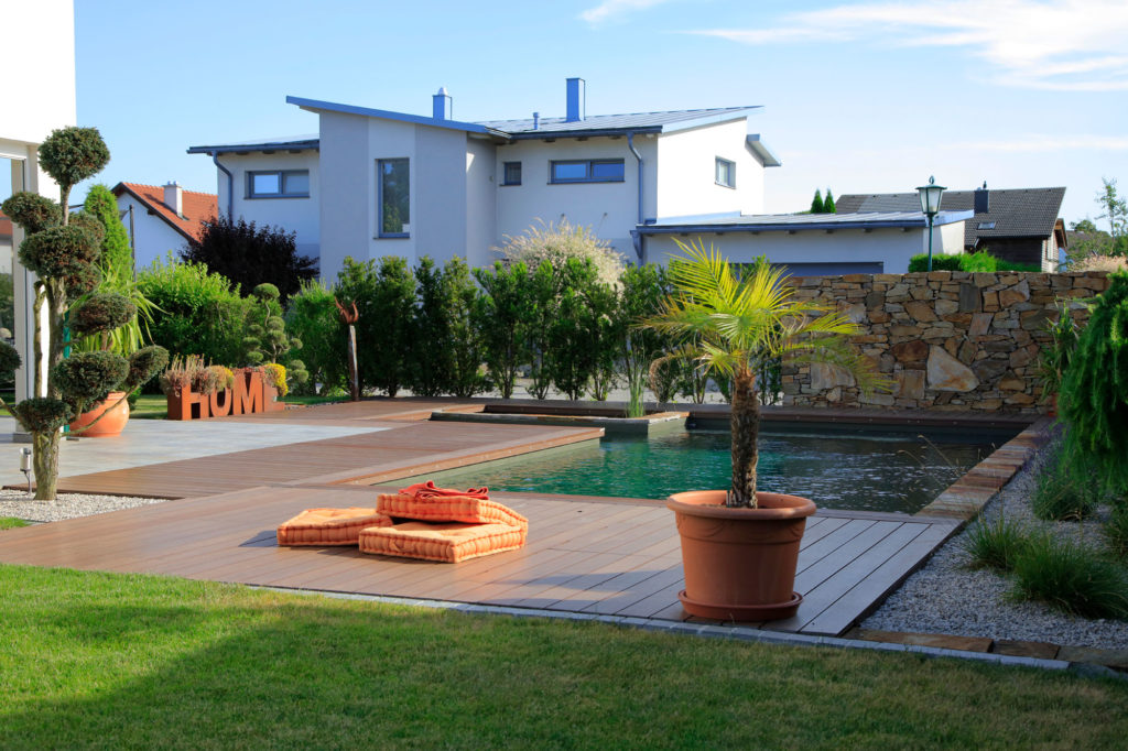 Freiraum Garten mit Biopool und Holzdeck