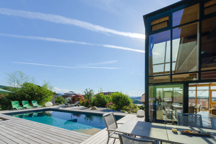 FREIRAUM Garten mit Biopool Holzdeck