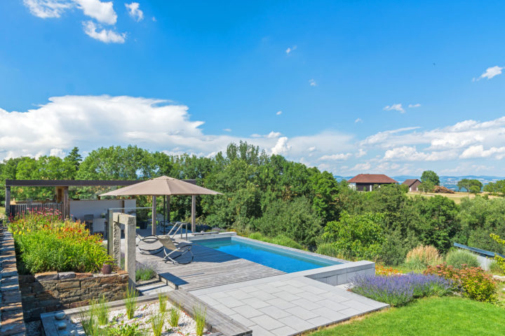 FREIRAUM Pool mit Holzdeck und Aussicht