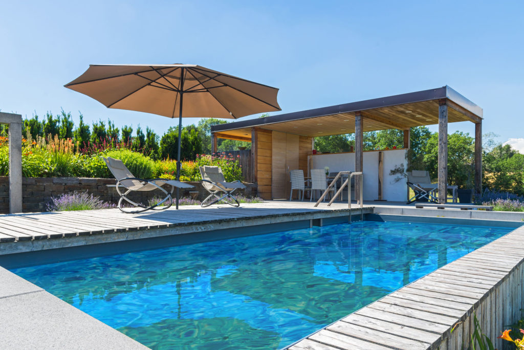 FREIRAUM Pool Liegestuehle mit Sonnenschirm