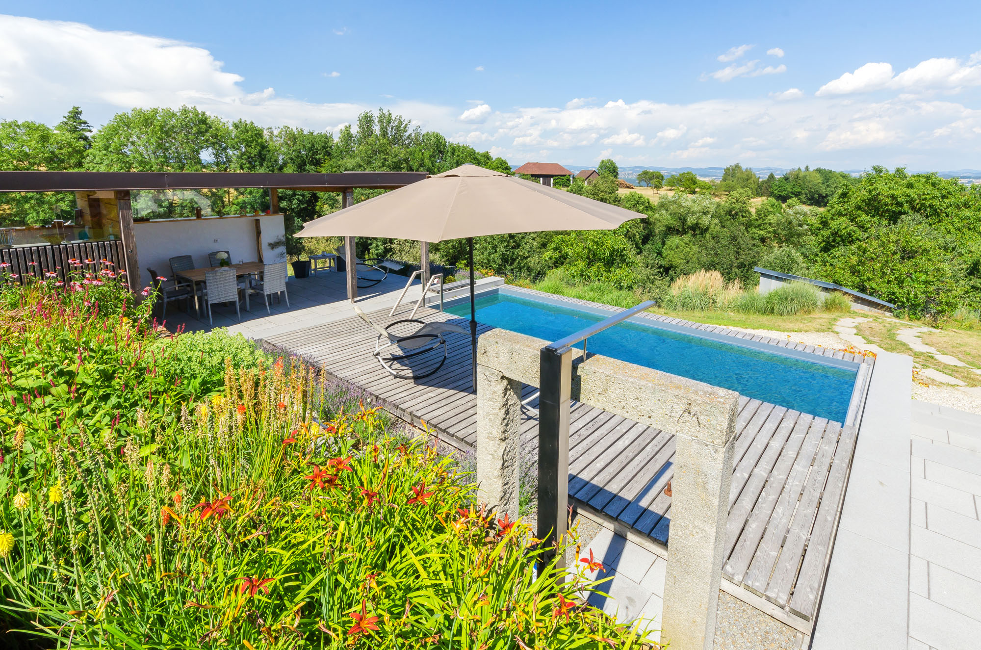 FREIRAUM Pool mit Outdoor Dusche