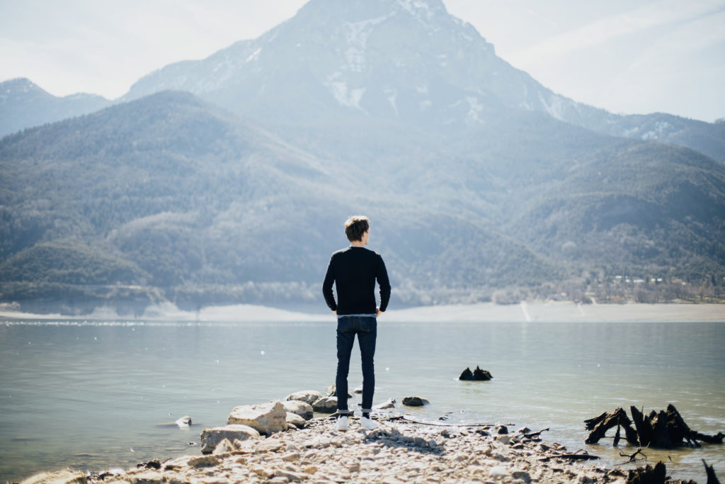 FREIRAUM Mann Aussicht auf Bergsee