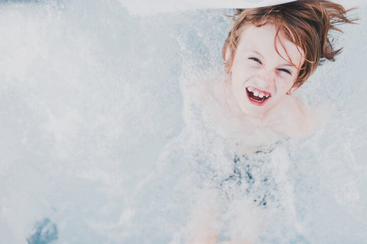 FREIRAUM Kind im Pool