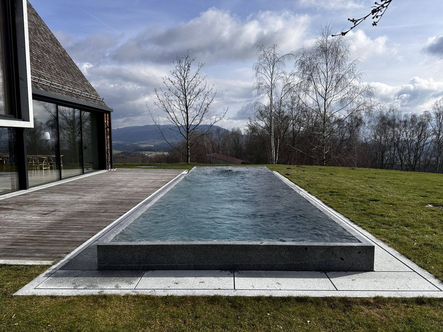 Kusser Granit: Wo der Pool zum Kunstwerk wird und Exklusivität auf nachhaltigen Luxus trifft