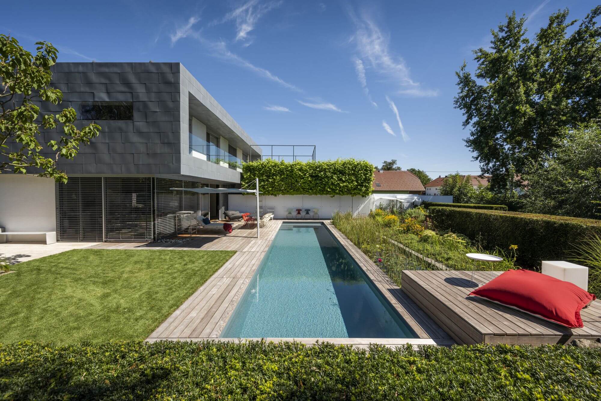 Living Pool auswintern: So starten Sie in die neue Pool-Saison