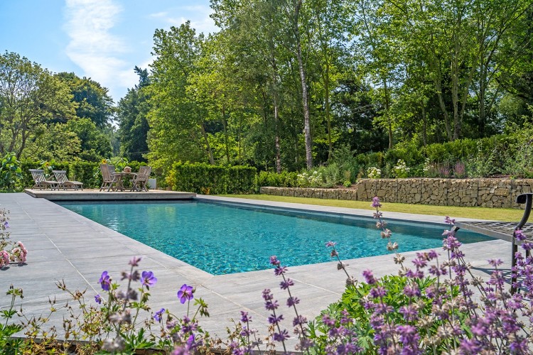 Ruhe & Kraft tanken am eigenen Living Pool.