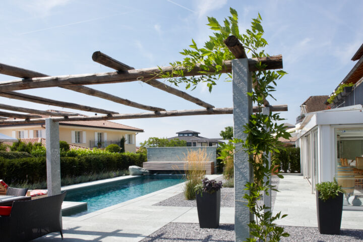 Der Living Pool als Ruheoase im Garten.